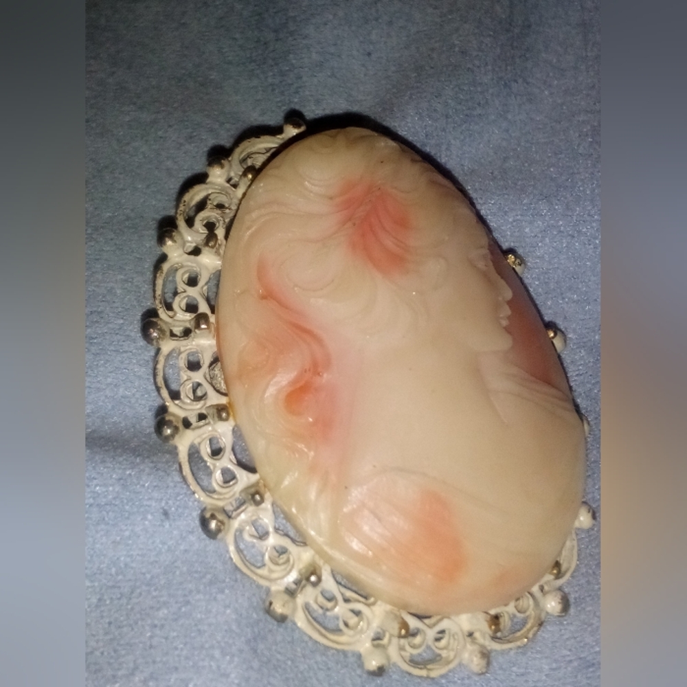 Vintage Lovely Cameo Brooch Pendant - Picture 4 of 8